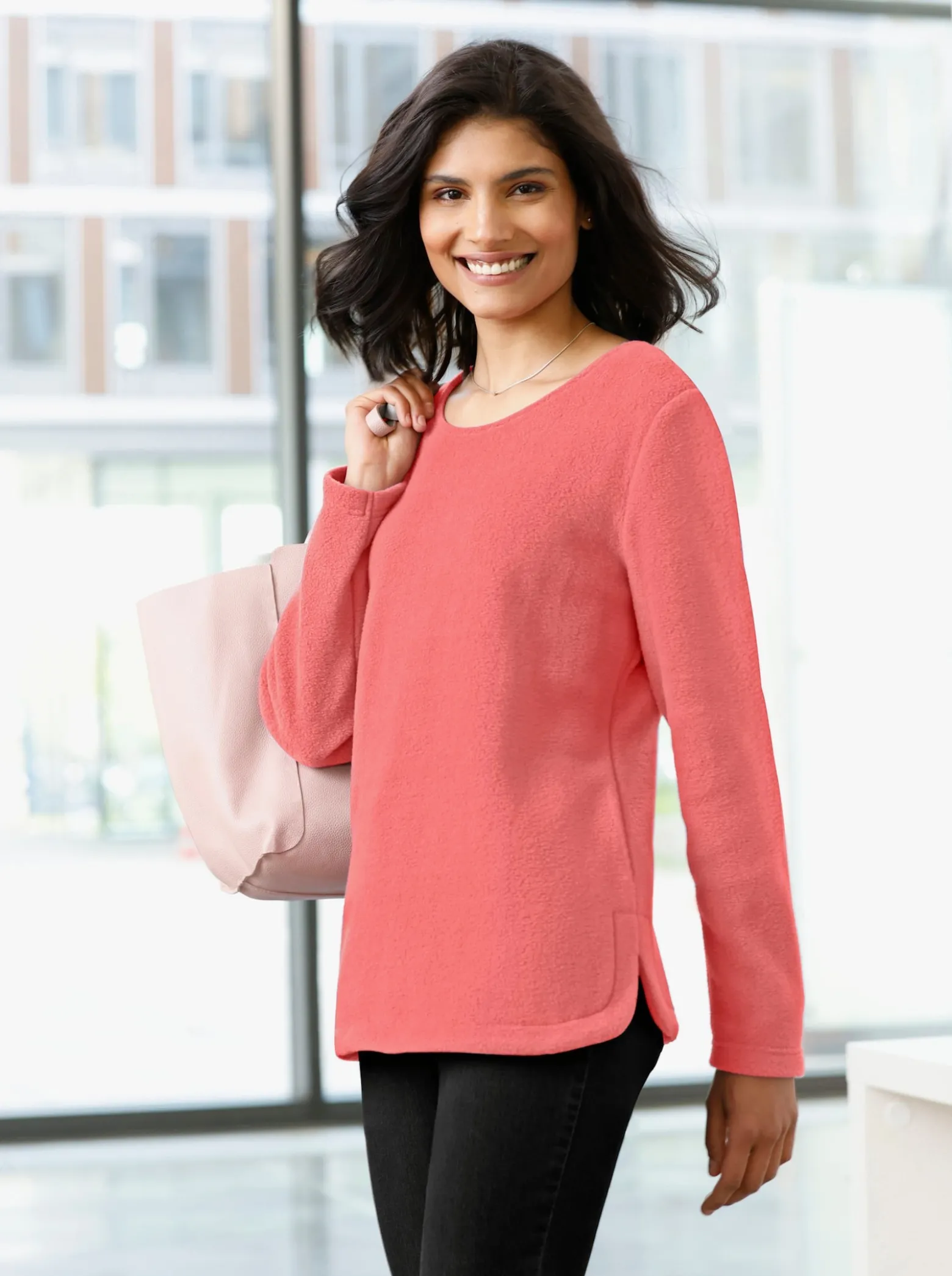 Fleeceshirt mit abgerundetem Saum