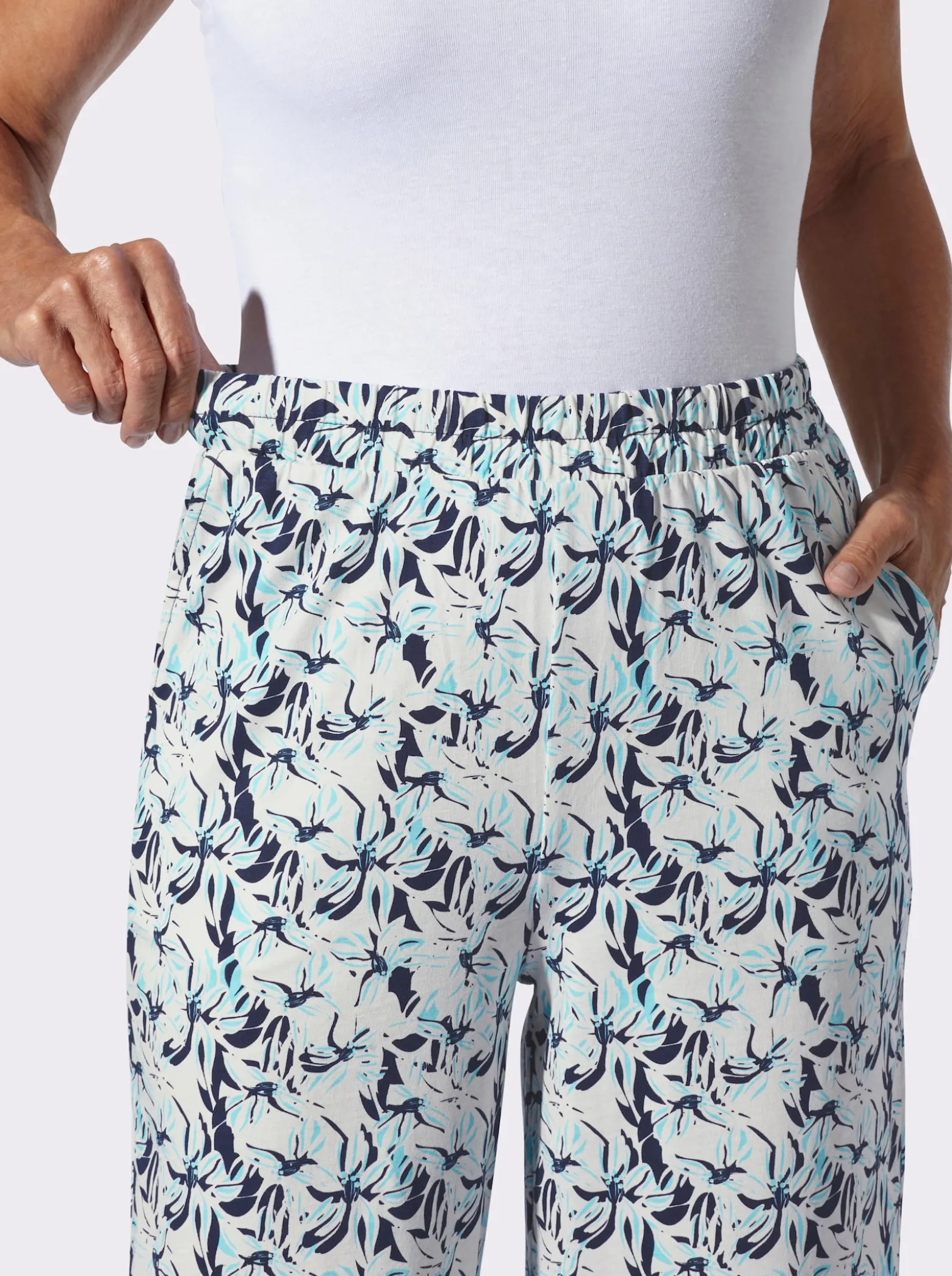Freizeithose im Blumen-Dessin