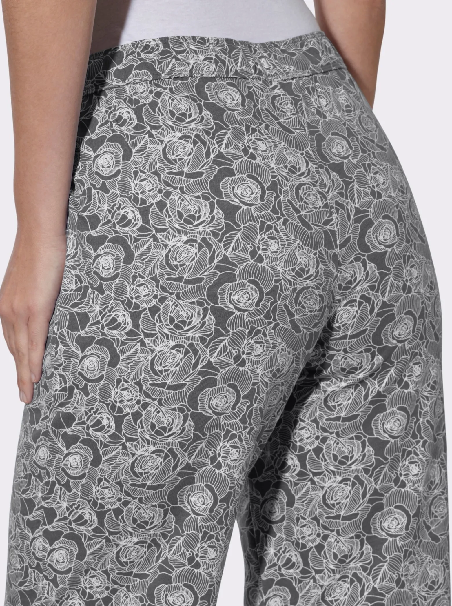 Freizeithose im floralen Dessin
