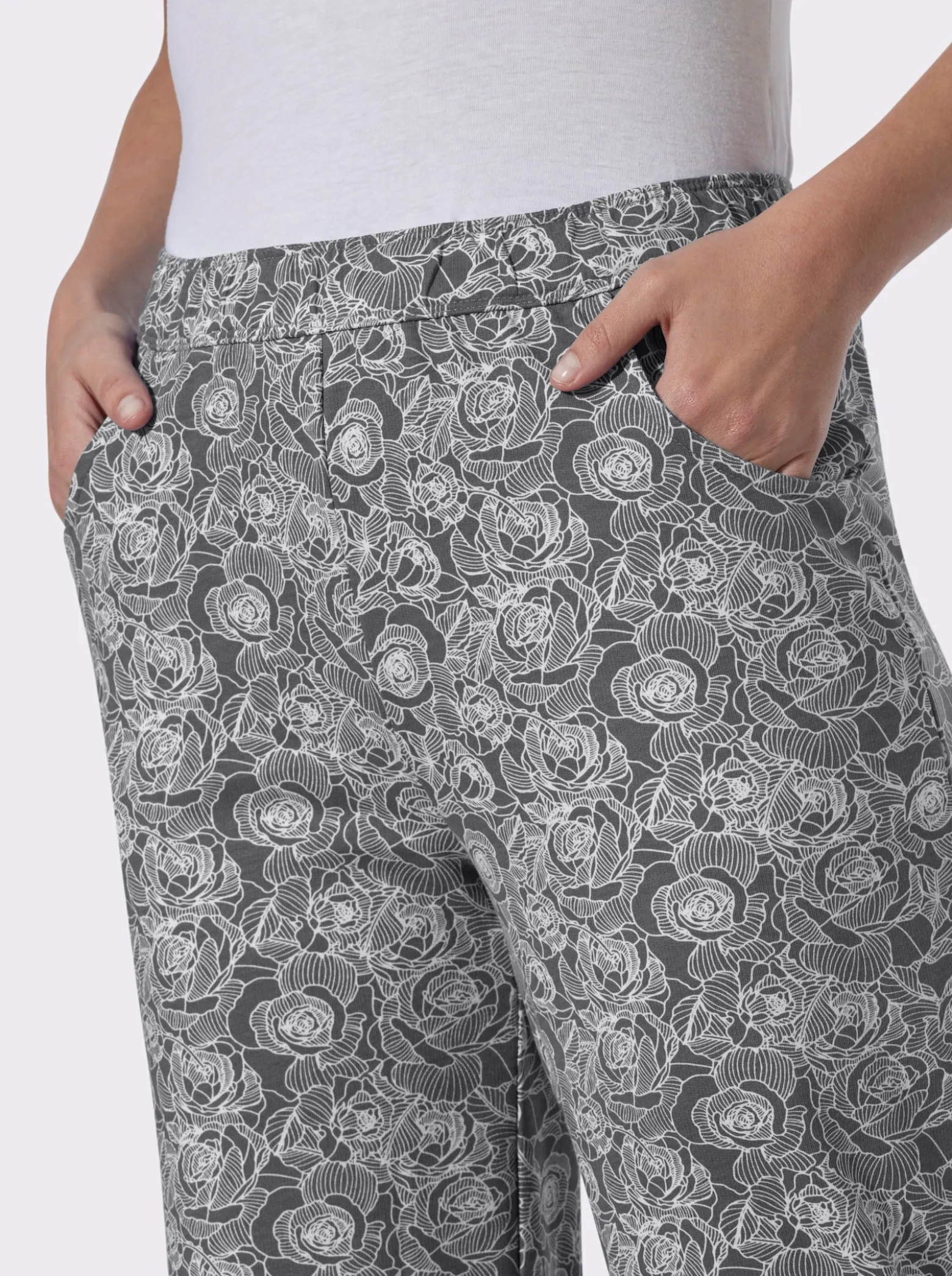 Freizeithose im floralen Dessin