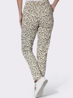 Freizeithose im Leo-Print