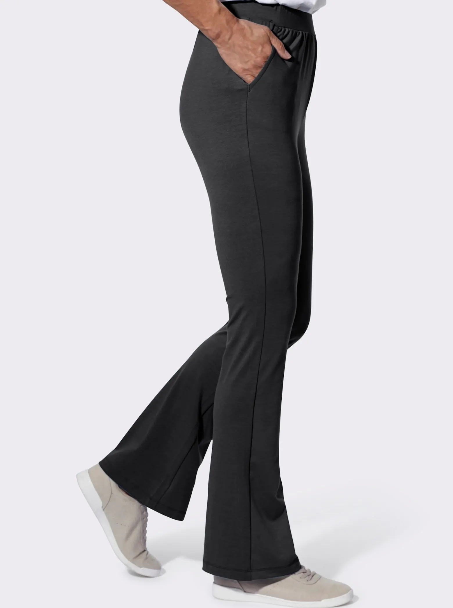 Freizeithose mit leicht ausgestelltem Bein