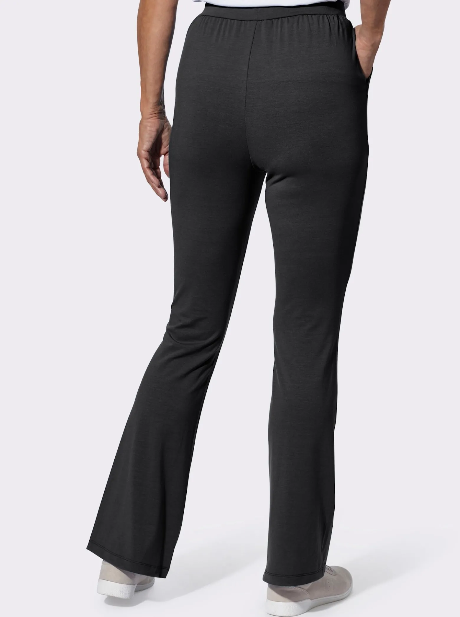 Freizeithose mit leicht ausgestelltem Bein