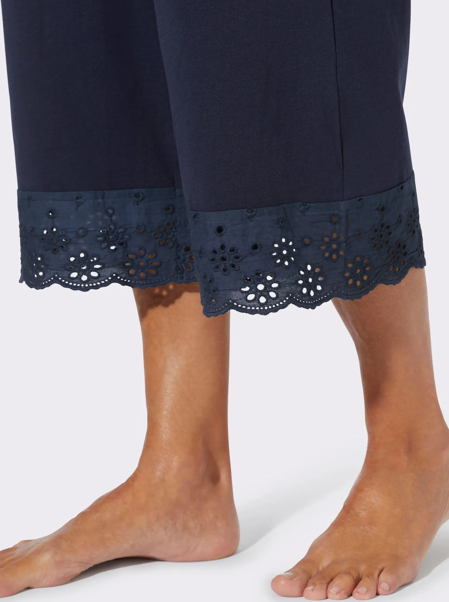 Freizeithose mit Lochstickerei-Bordüre