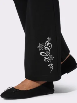 Freizeithose mit platziertem Grafik-Druck