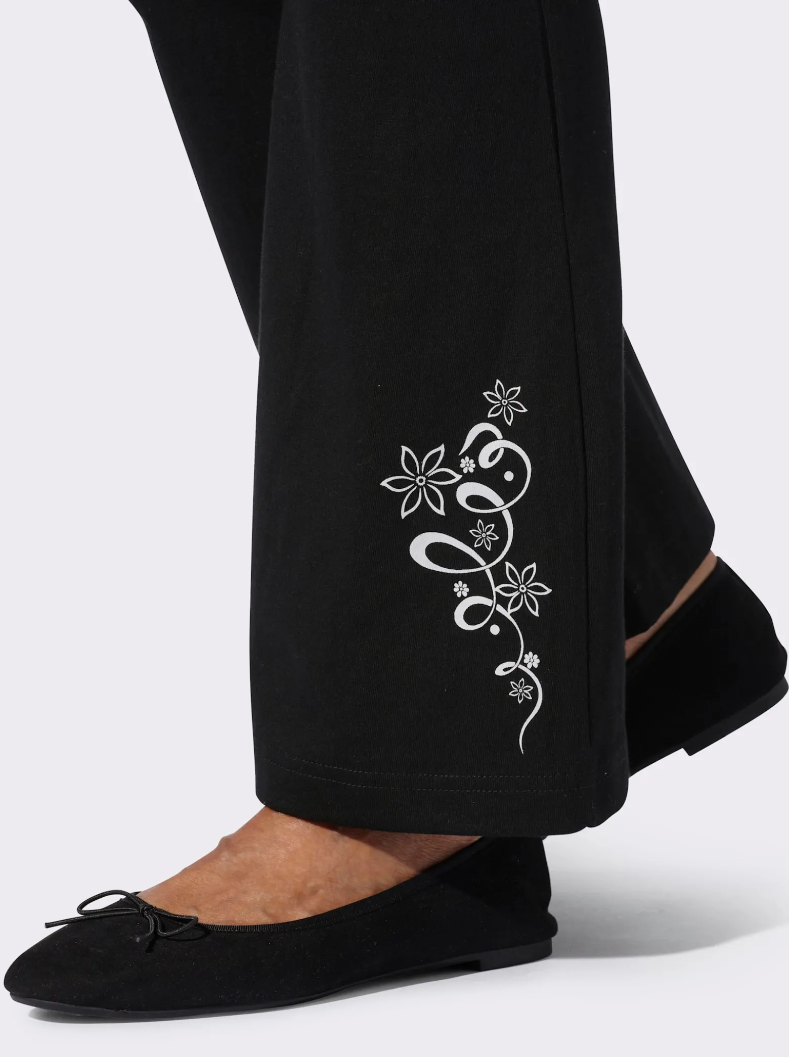 Freizeithose mit platziertem Grafik-Druck