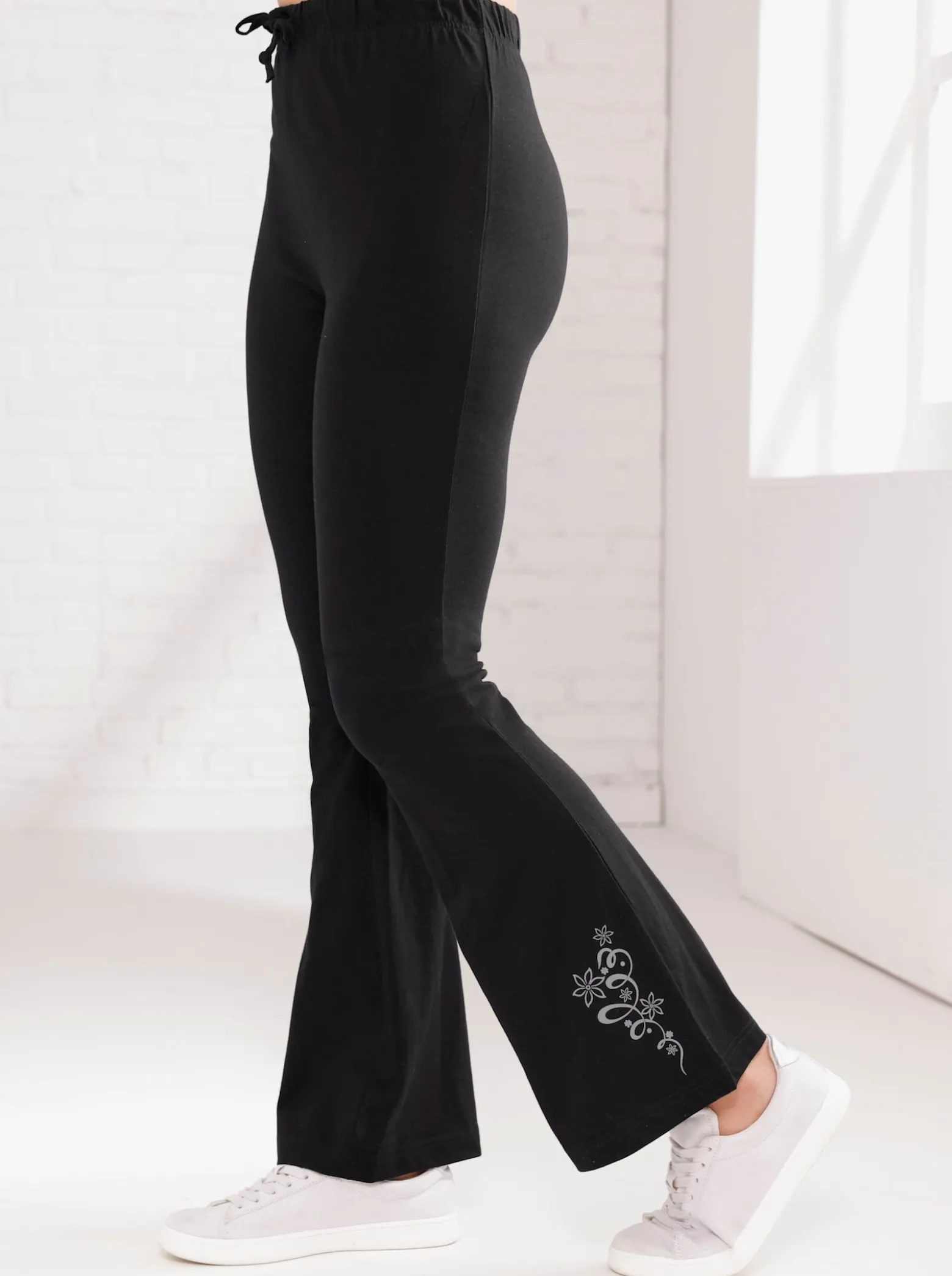 Freizeithose mit platziertem Grafik-Druck