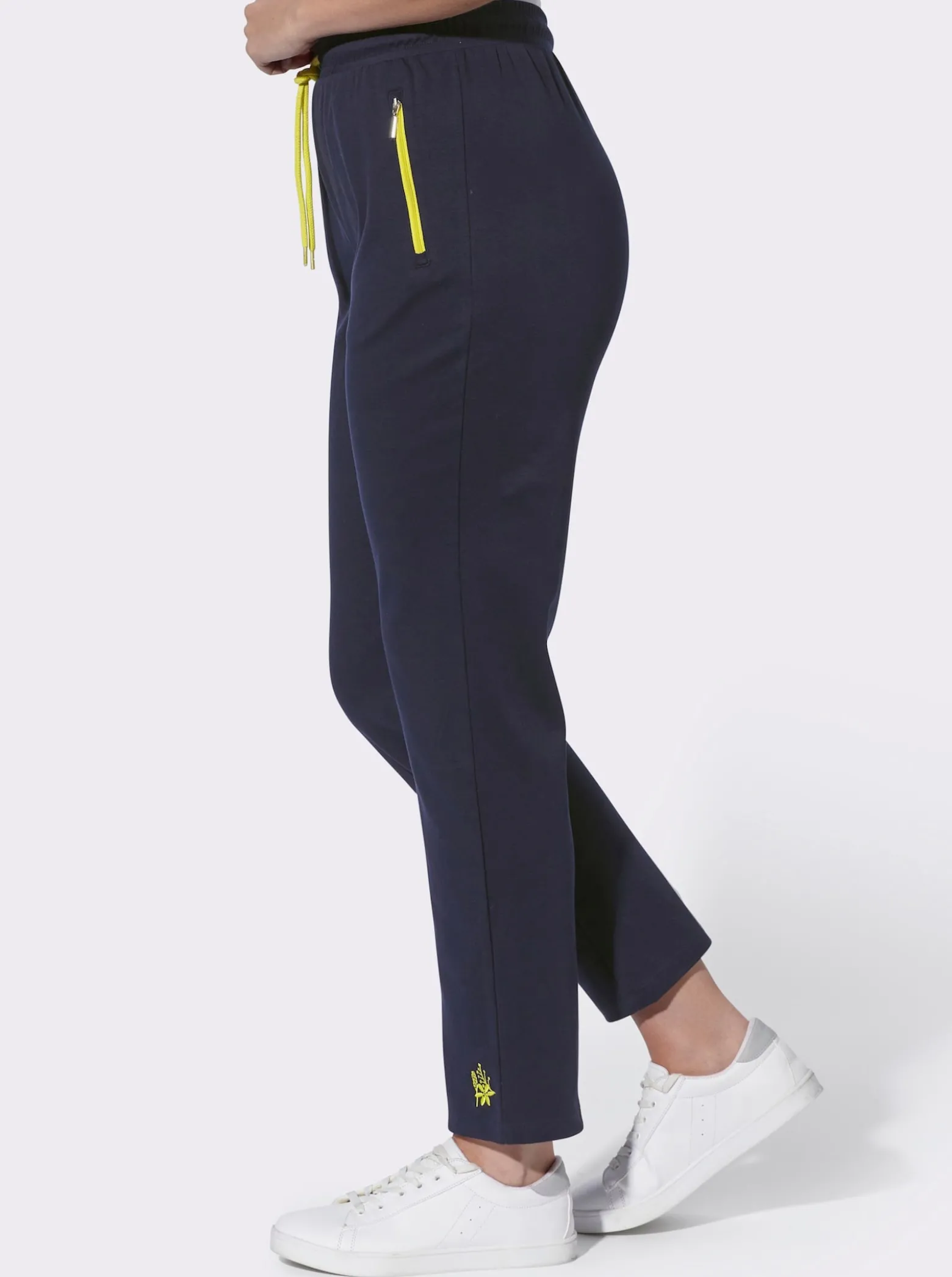 Freizeithose mit Stickerei