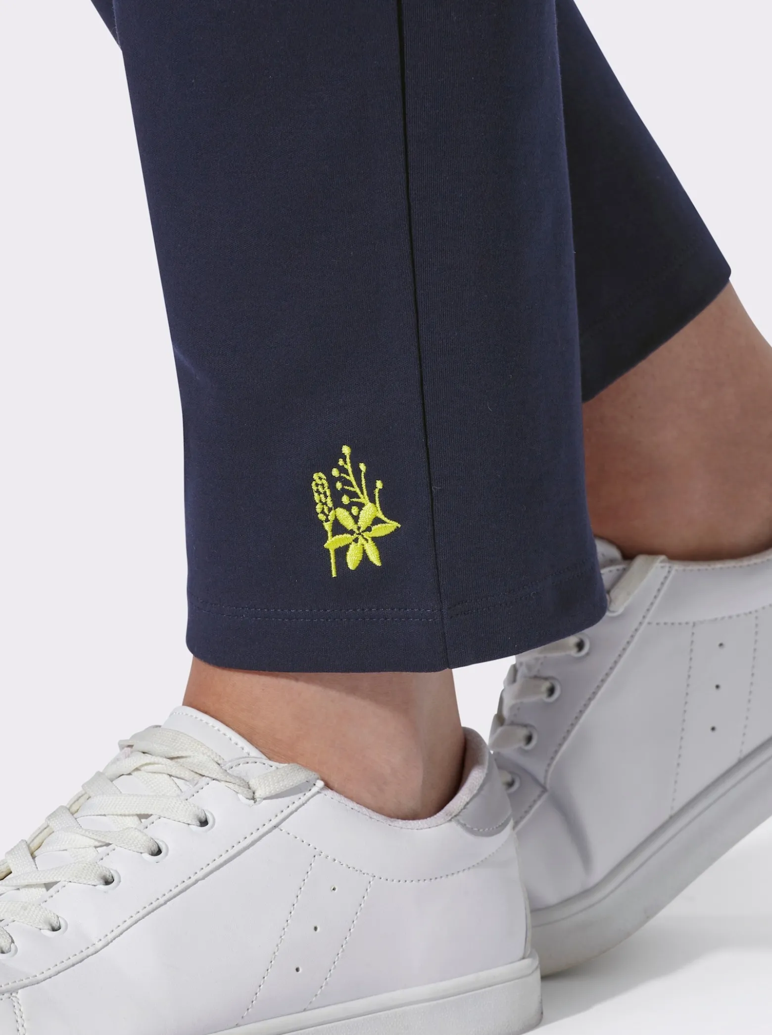 Freizeithose mit Stickerei