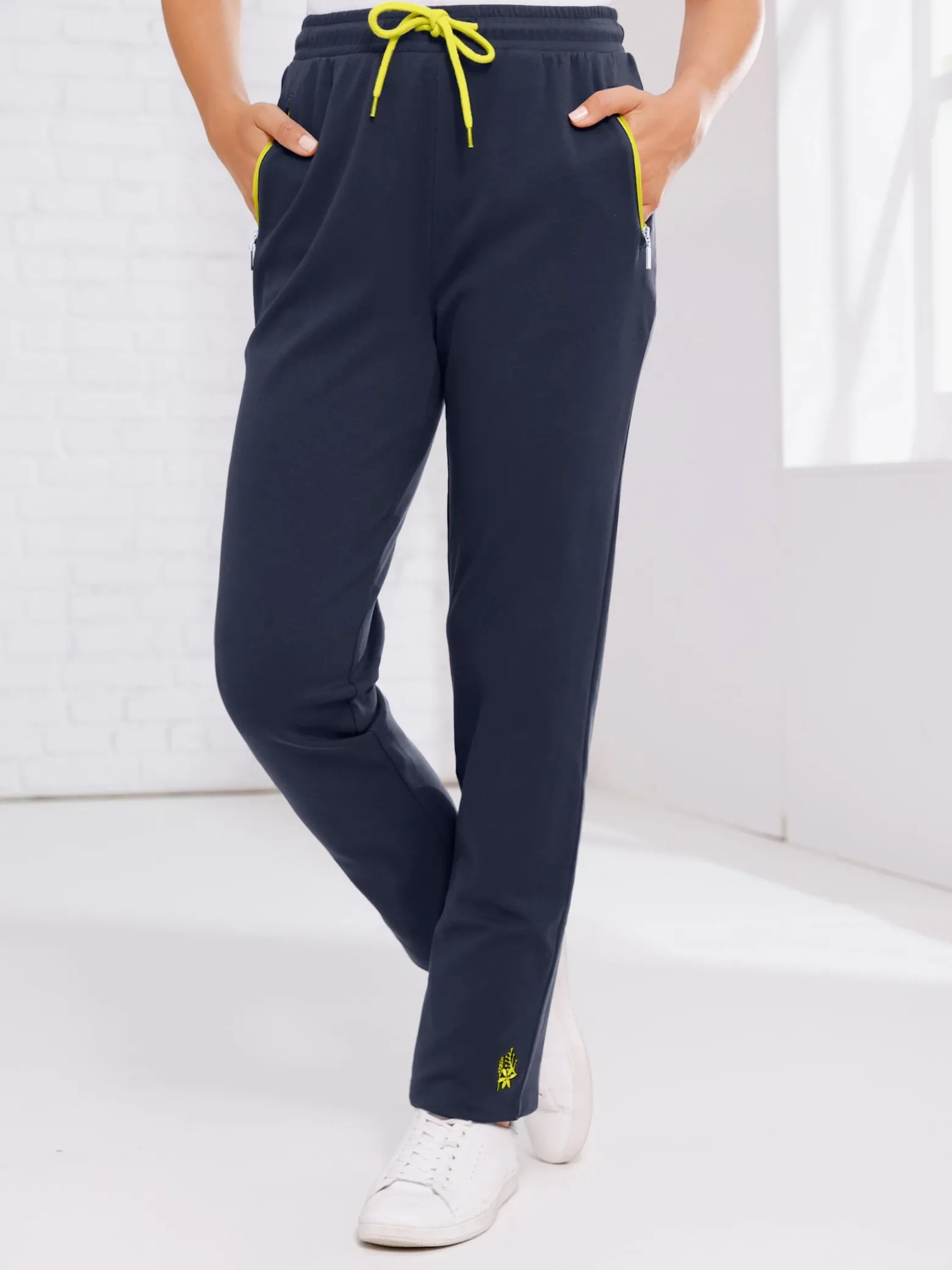 Freizeithose mit Stickerei