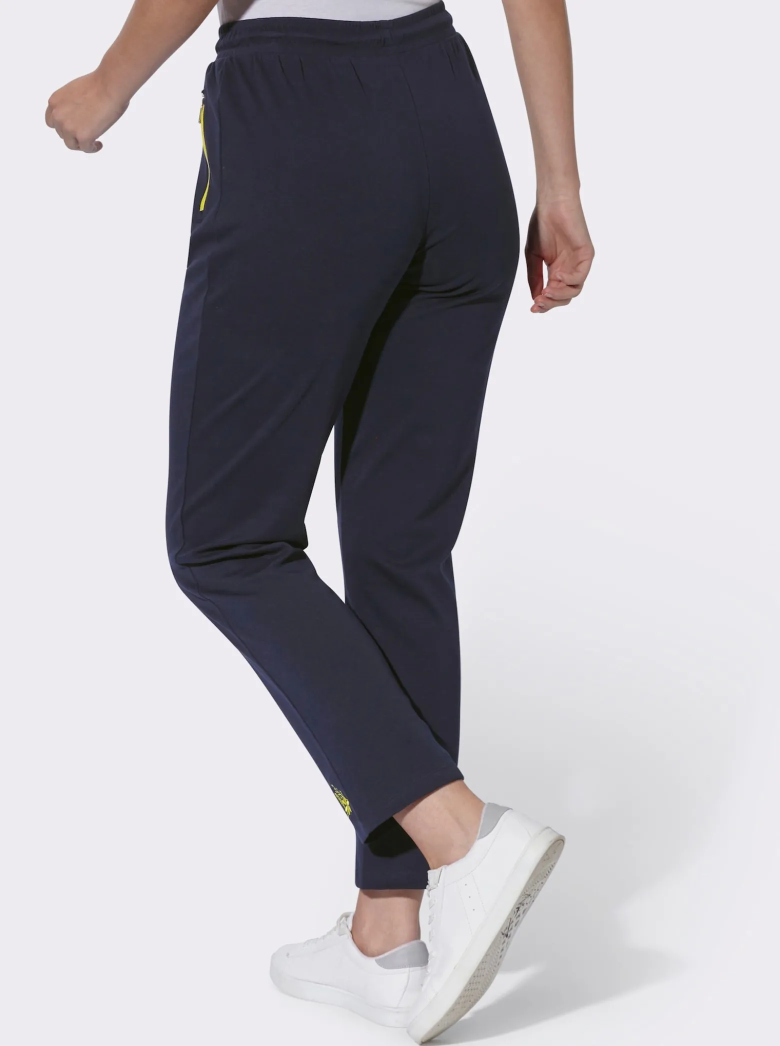 Freizeithose mit Stickerei