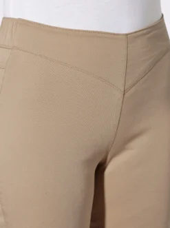 Gerade Jeans mit v-förmiger Passe vorne