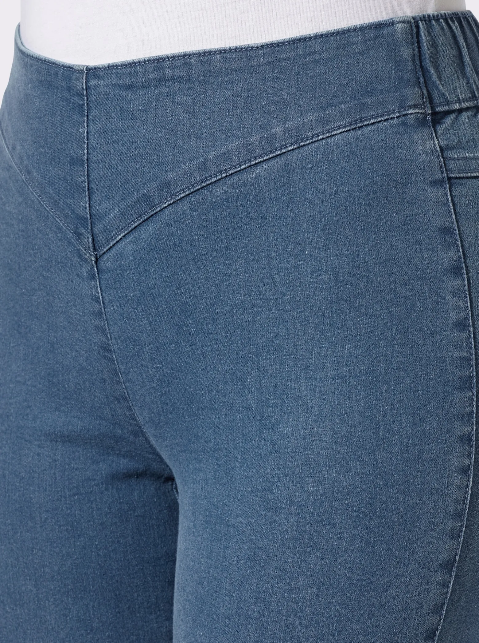 Gerade Jeans mit v-förmiger Passe vorne