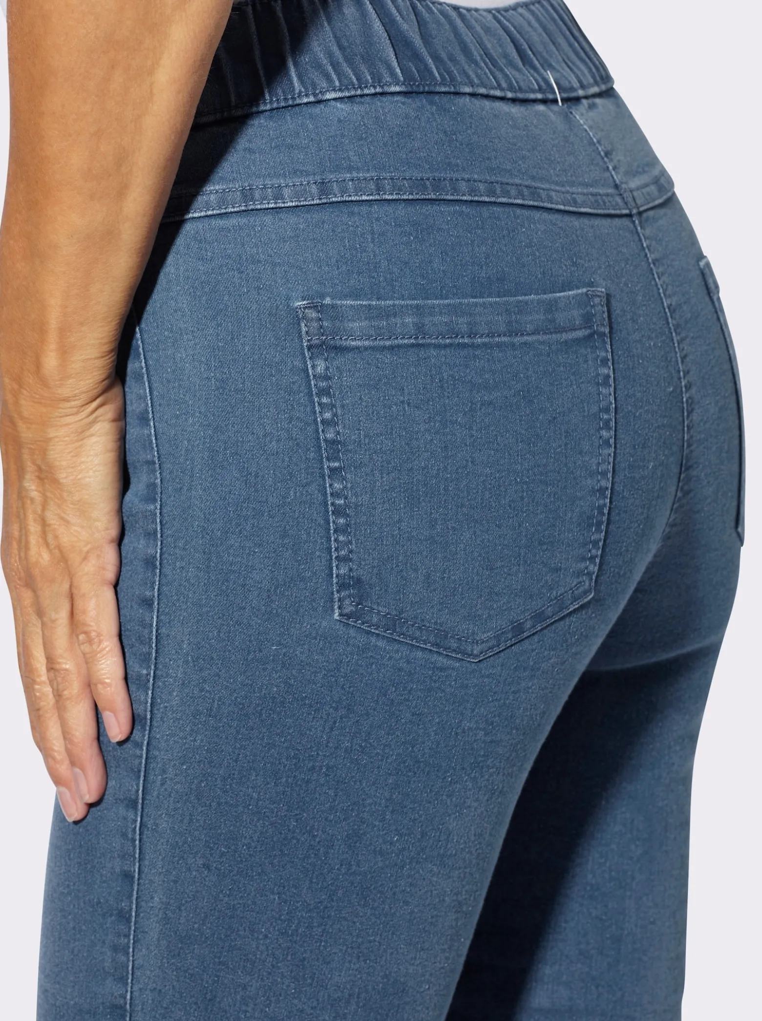 Gerade Jeans mit v-förmiger Passe vorne