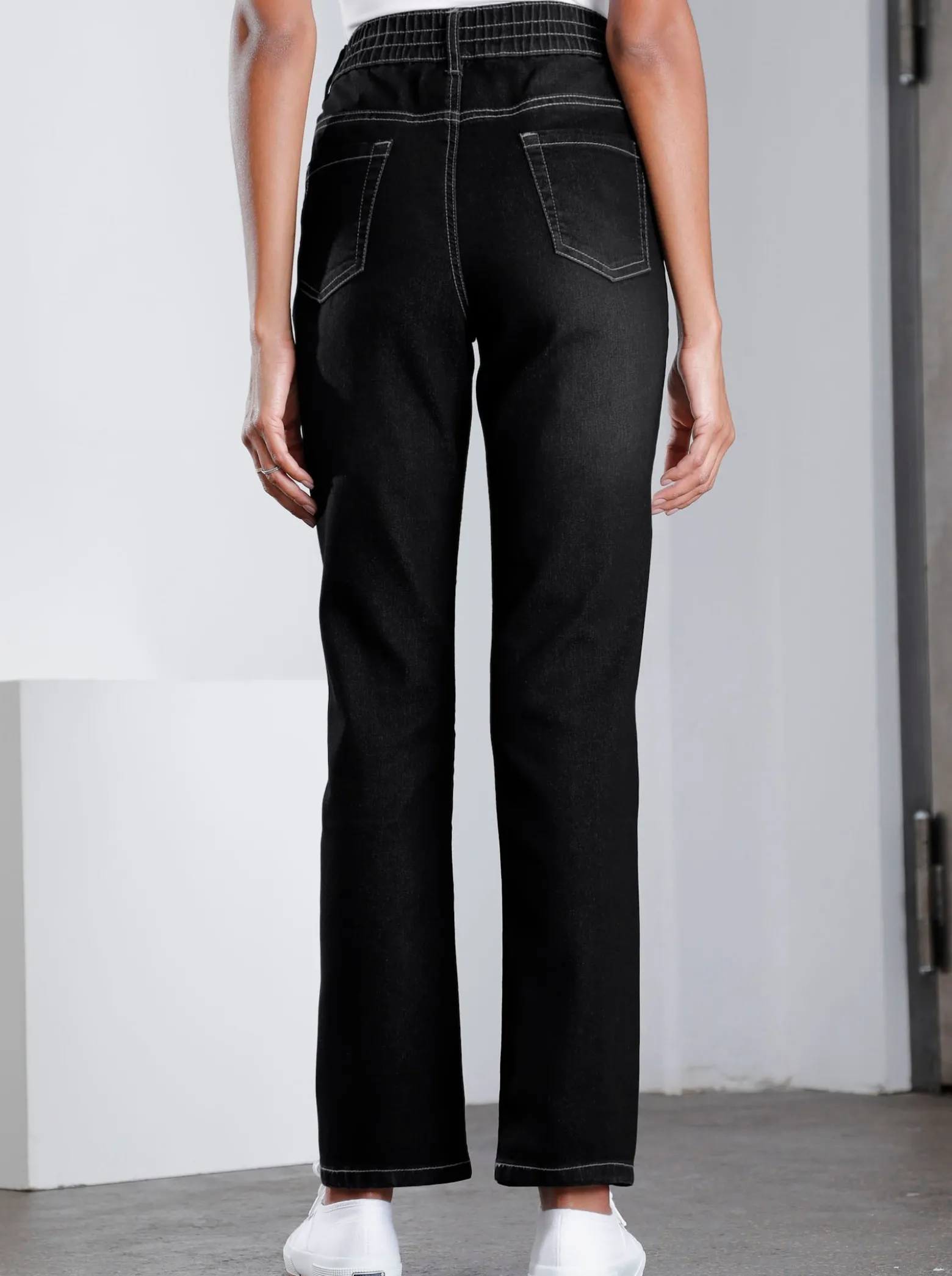 High-waist-Jeans mit hohem Rundum-Dehnbund