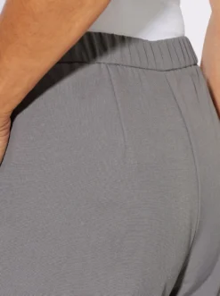 Hose mit Zierelement an den Taschen