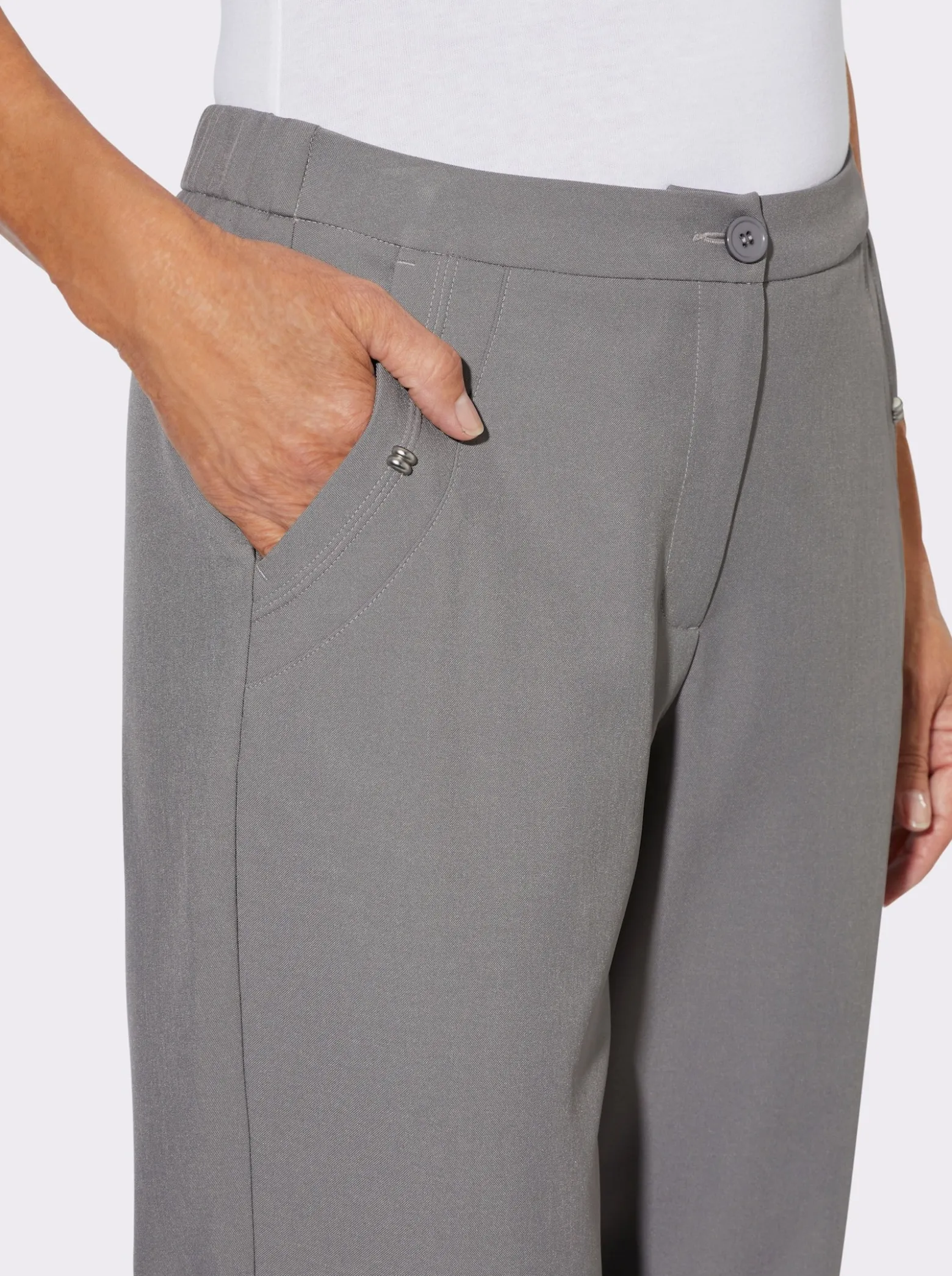 Hose mit Zierelement an den Taschen