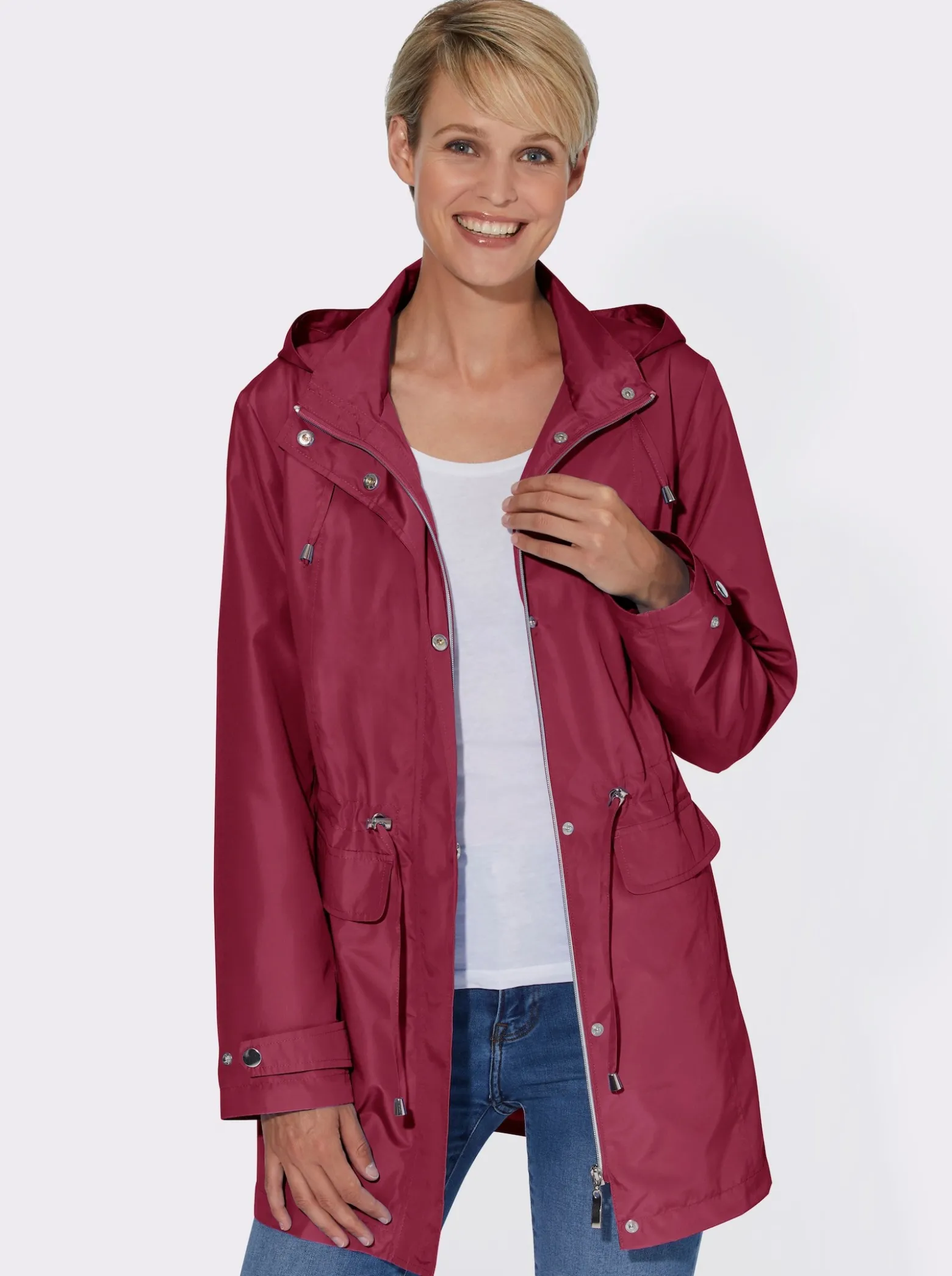 Jacke mit regulierbarer Kapuze und Taille