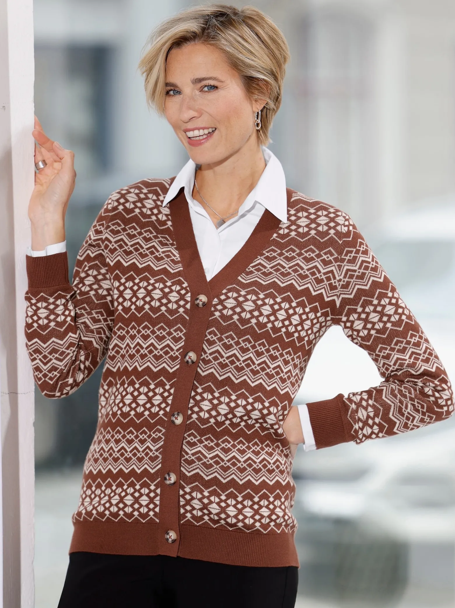 Jacquardstrickjacke in Streifen-Optik