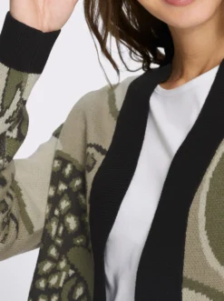 Jacquardstrickjacke mit überschnittenen Schultern