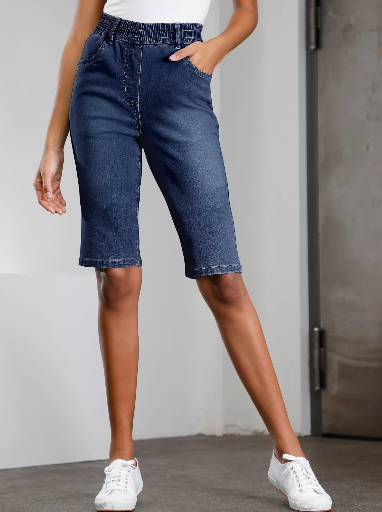 Jeansbermudas mit hohem Rundum-Dehnbund
