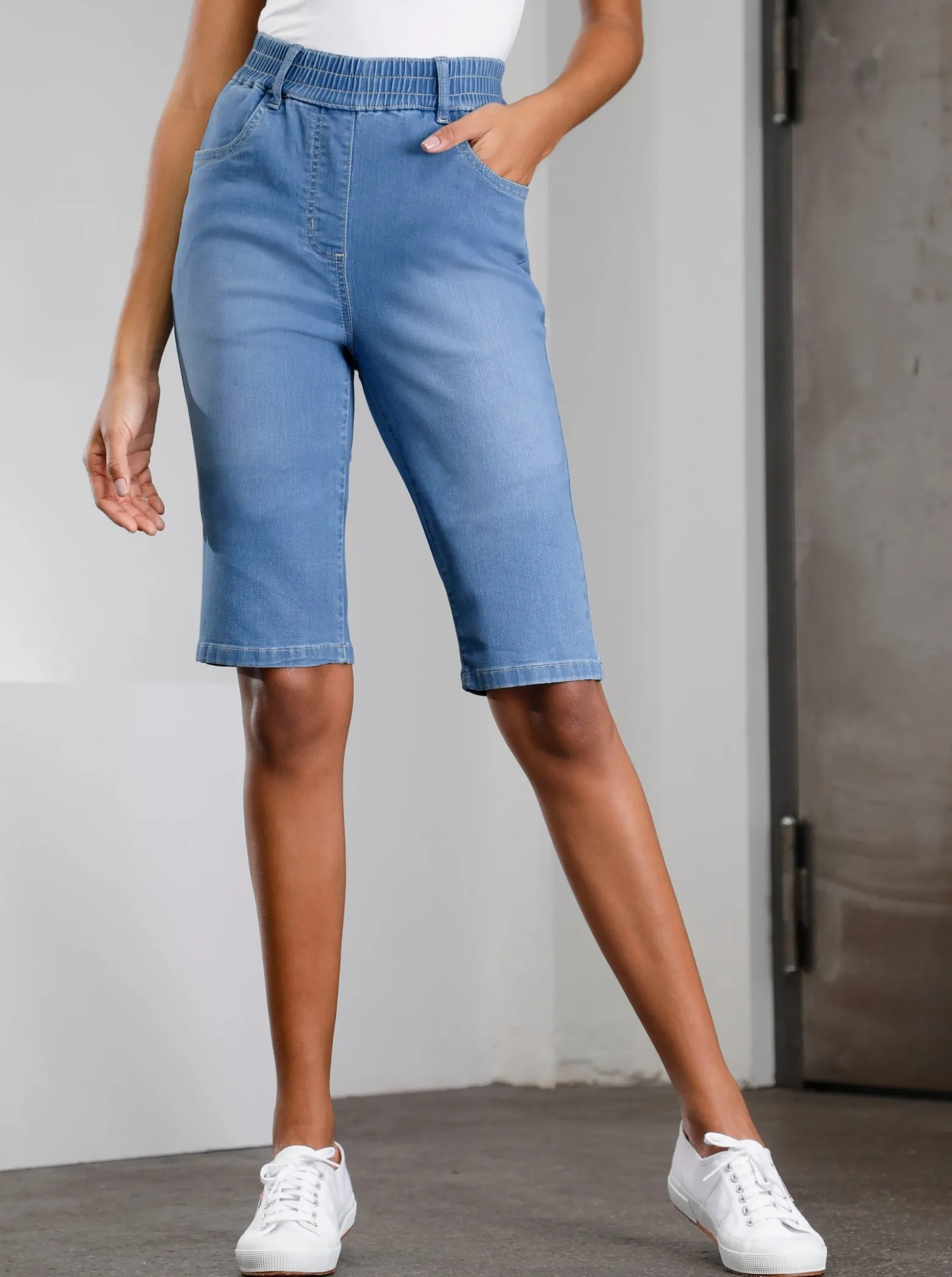 Jeansbermudas mit hohem Rundum-Dehnbund
