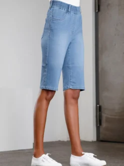 Jeansbermudas mit hohem Rundum-Dehnbund