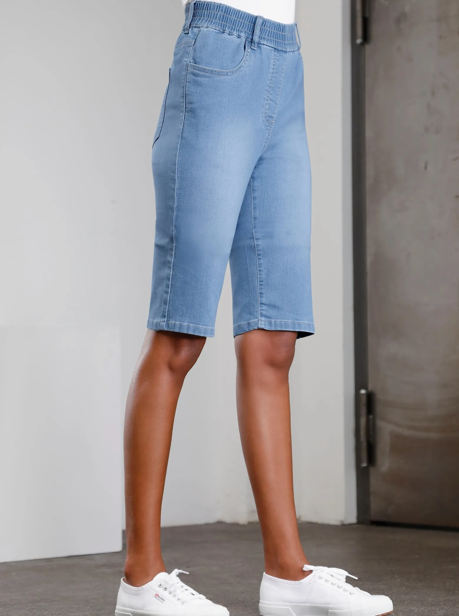 Jeansbermudas mit hohem Rundum-Dehnbund