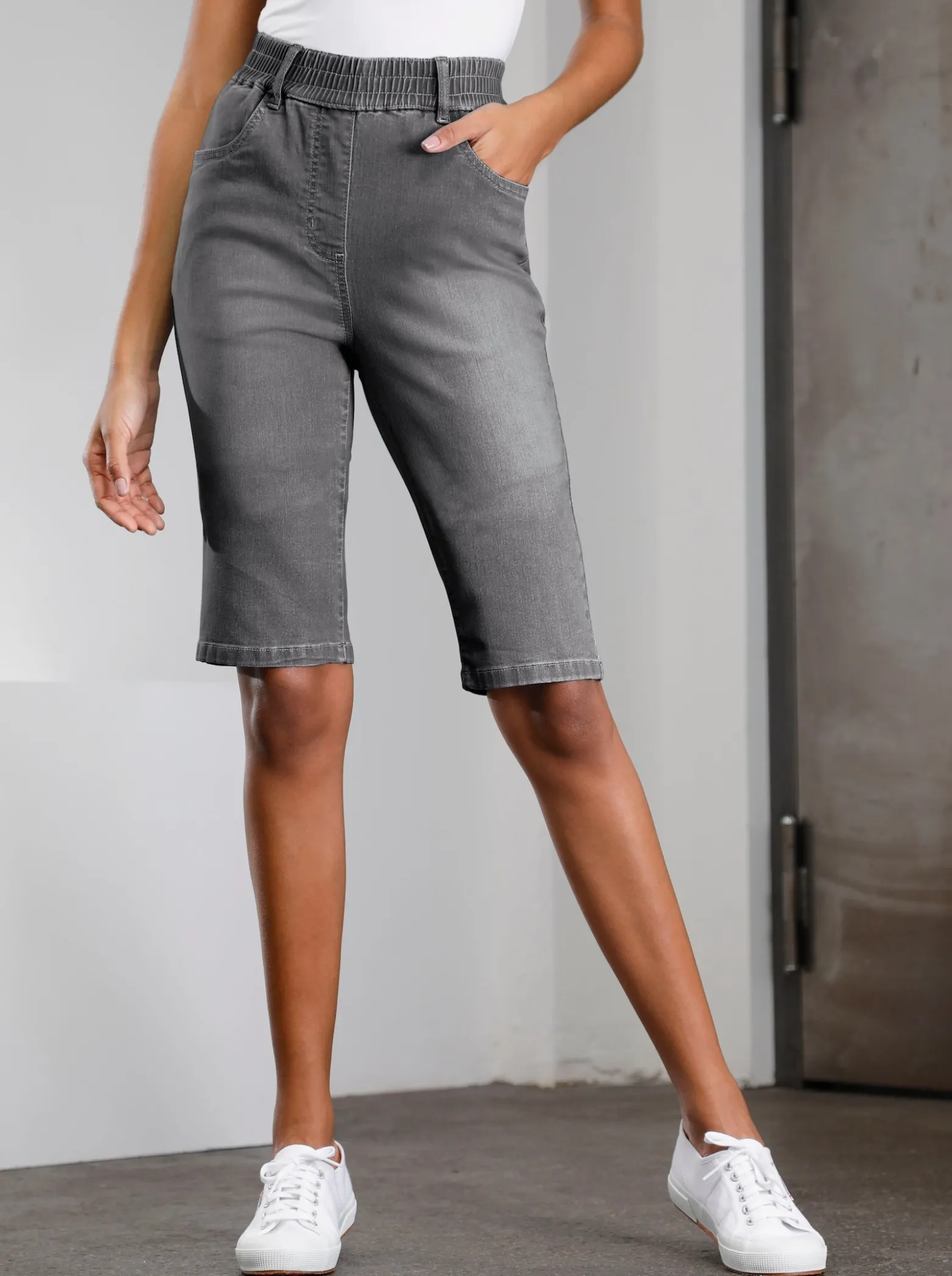 Jeansbermudas mit hohem Rundum-Dehnbund