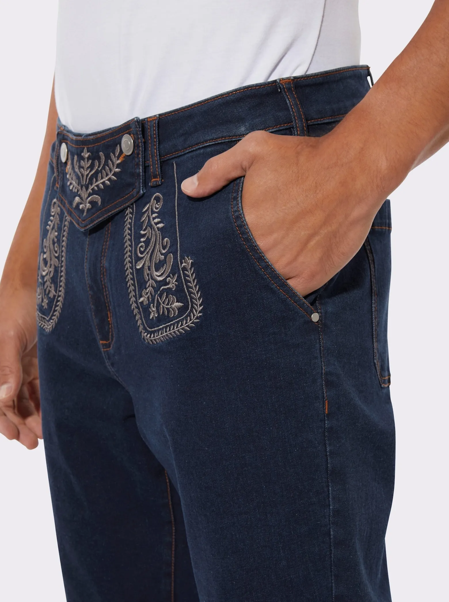 Jeansbermudas mit Trachtenstickerei