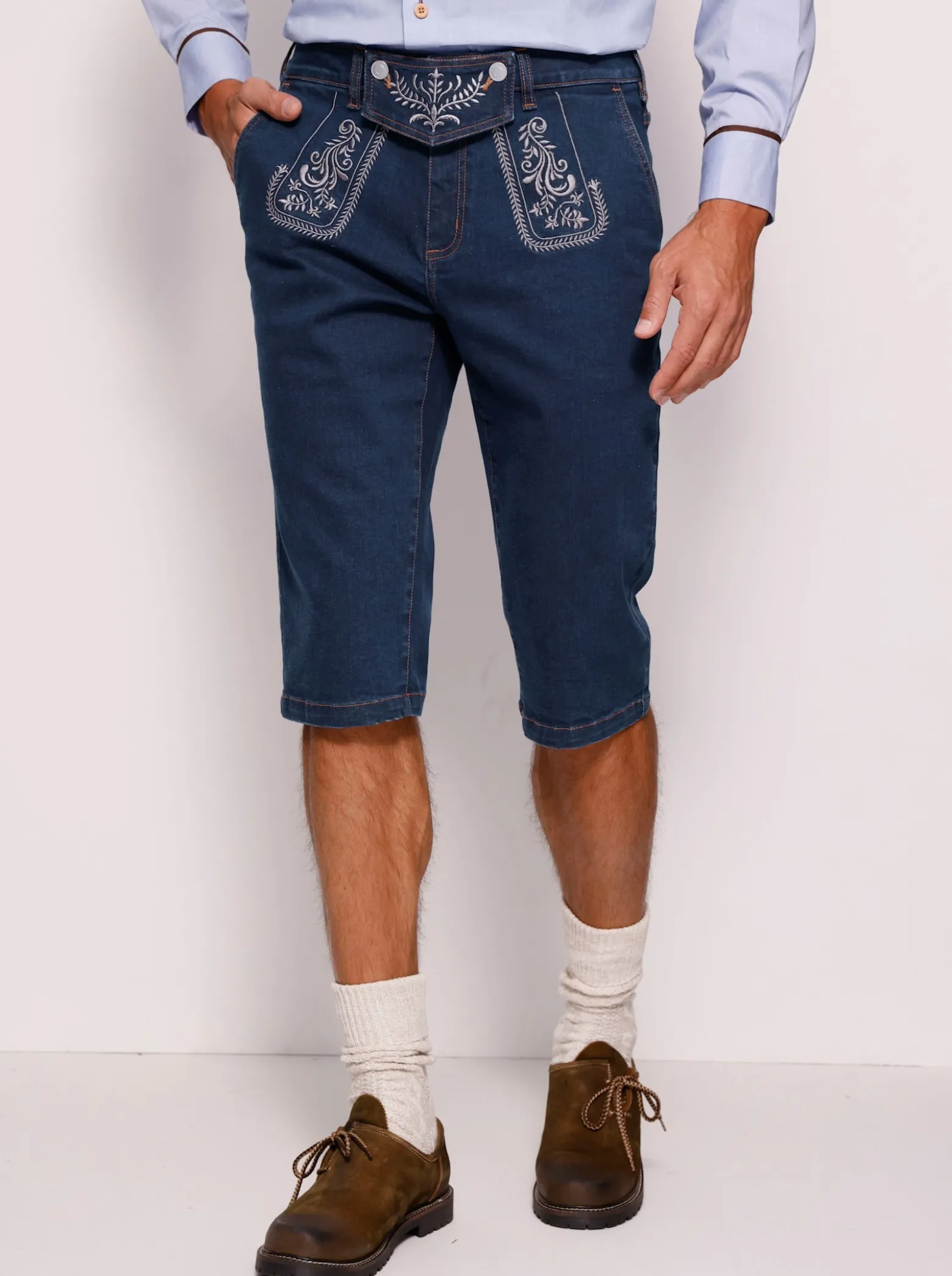 Jeansbermudas mit Trachtenstickerei