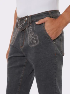 Jeansbermudas mit Trachtenstickerei