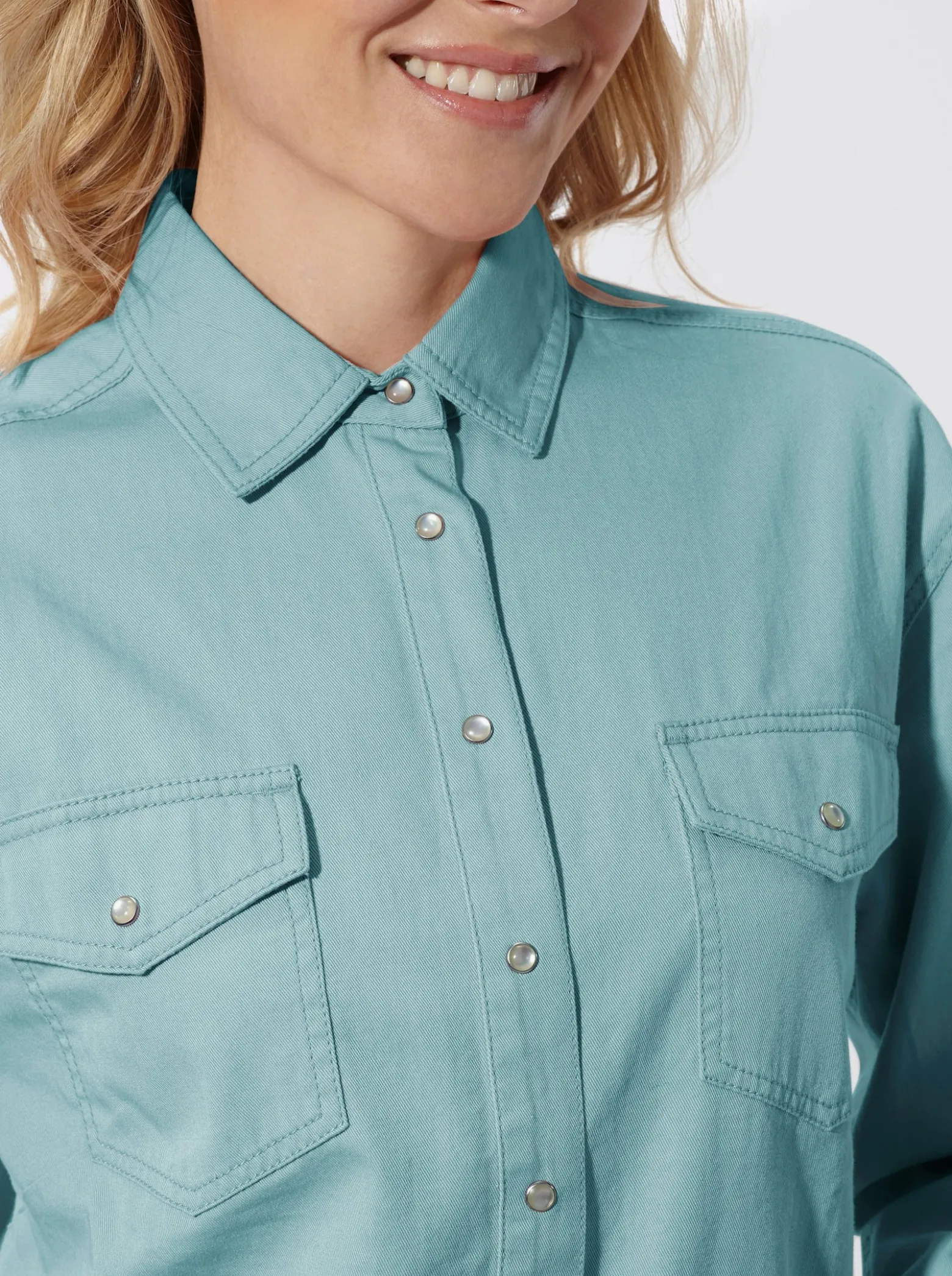 Jeansbluse mit überschnittenen Schultern