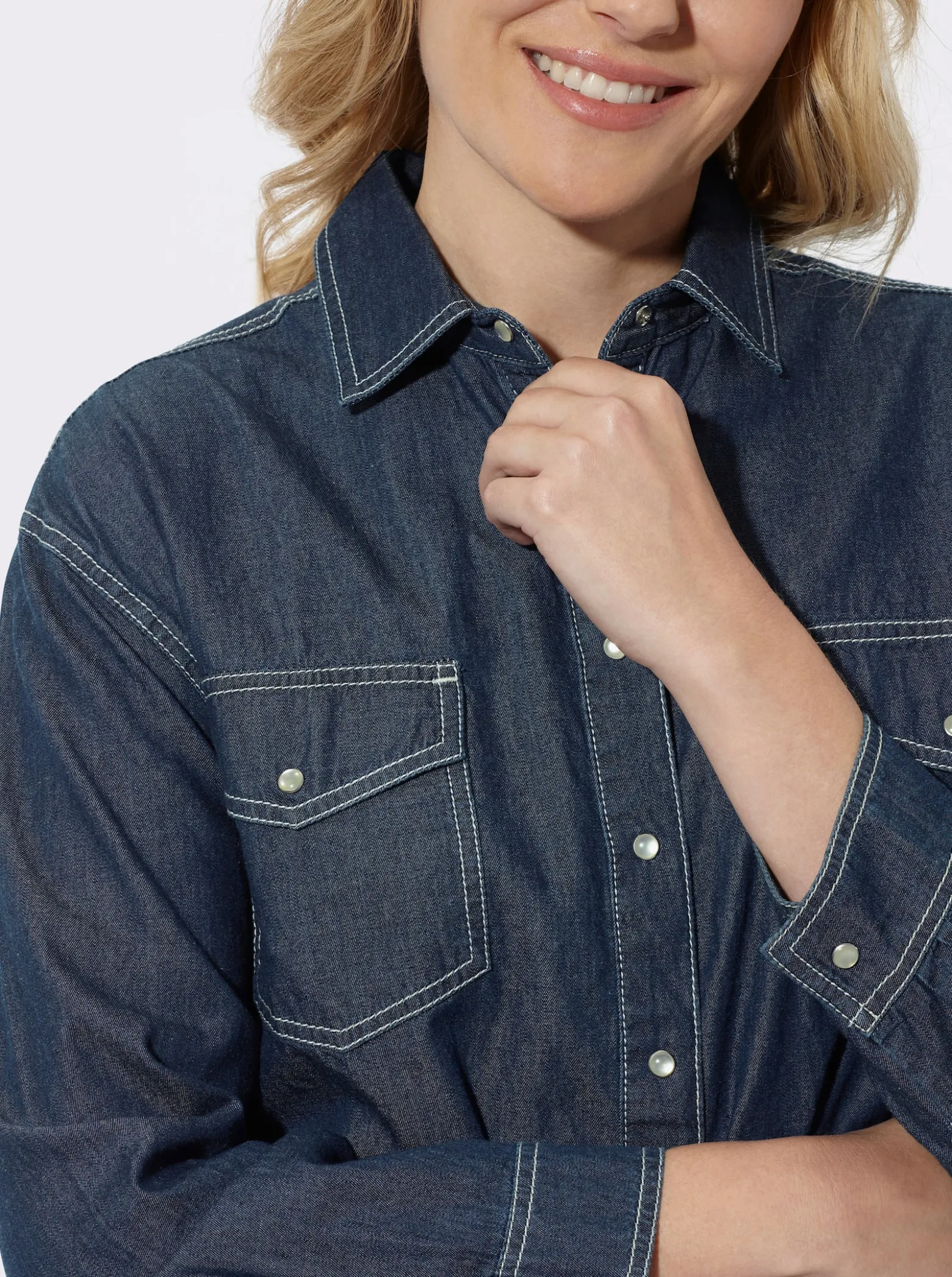 Jeansbluse mit überschnittenen Schultern
