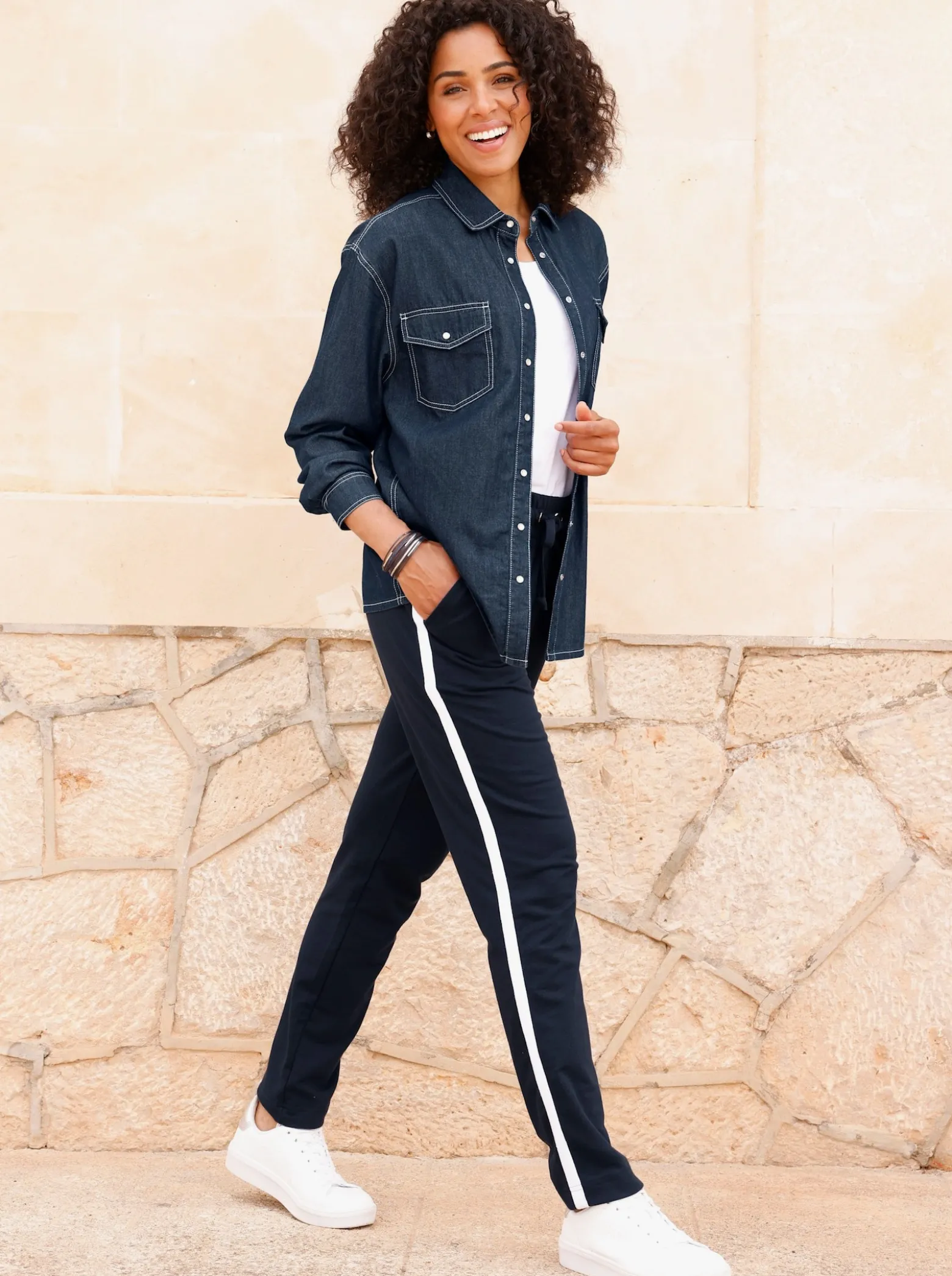 Jeansbluse mit überschnittenen Schultern