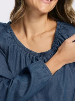 Jeansbluse mit Gummizug am Ausschnitt