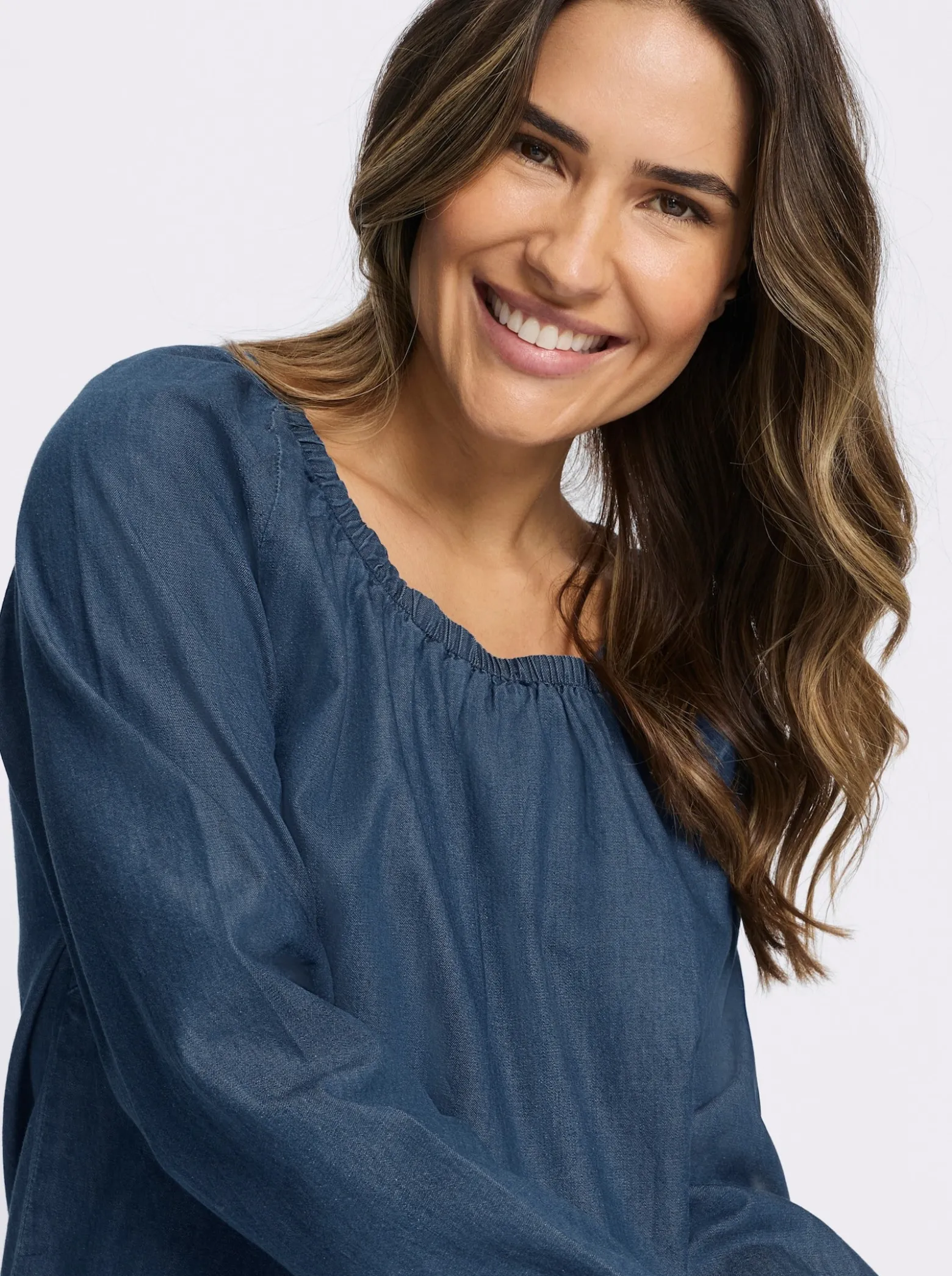 Jeansbluse mit Gummizug am Ausschnitt