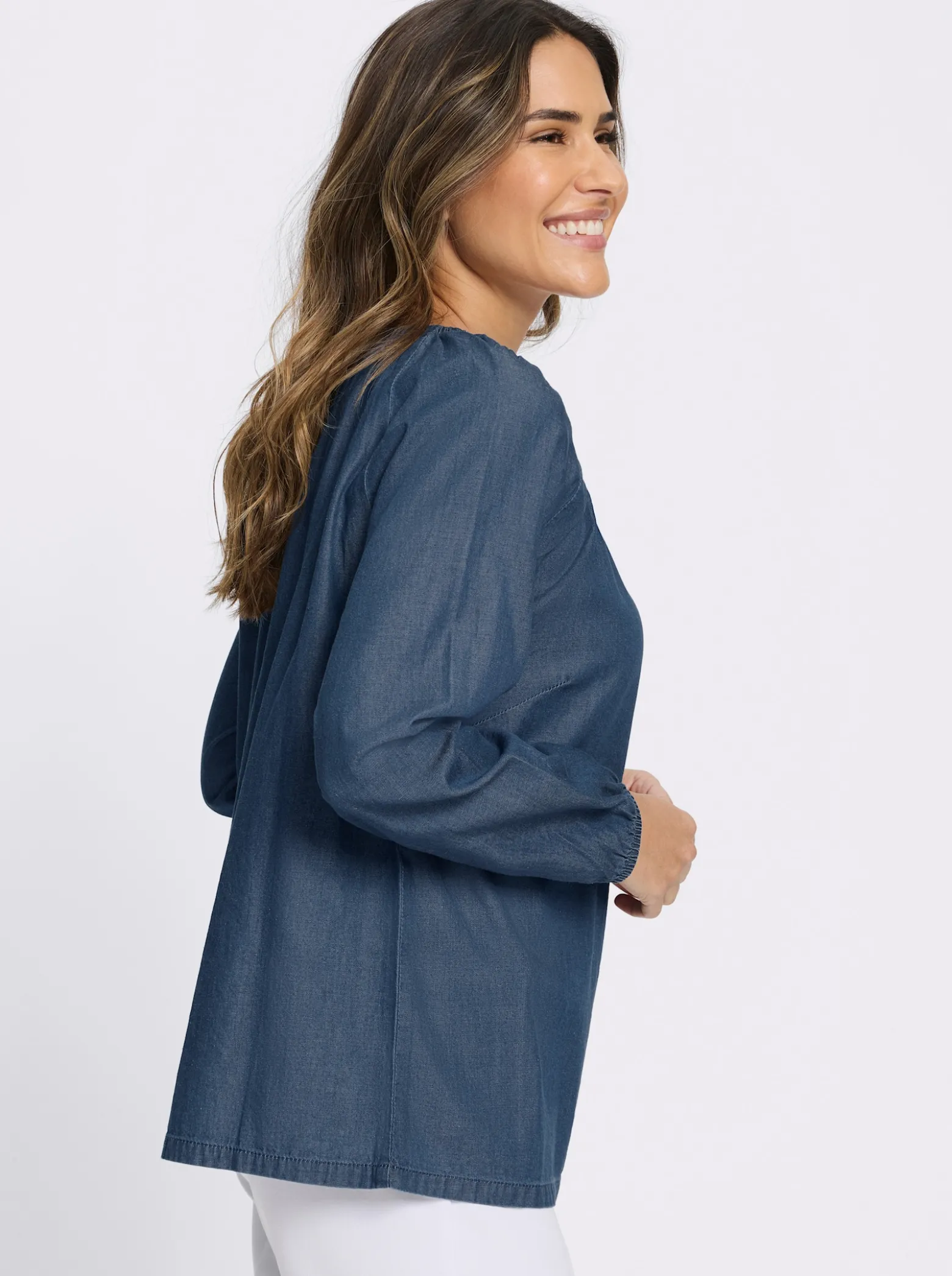 Jeansbluse mit Gummizug am Ausschnitt