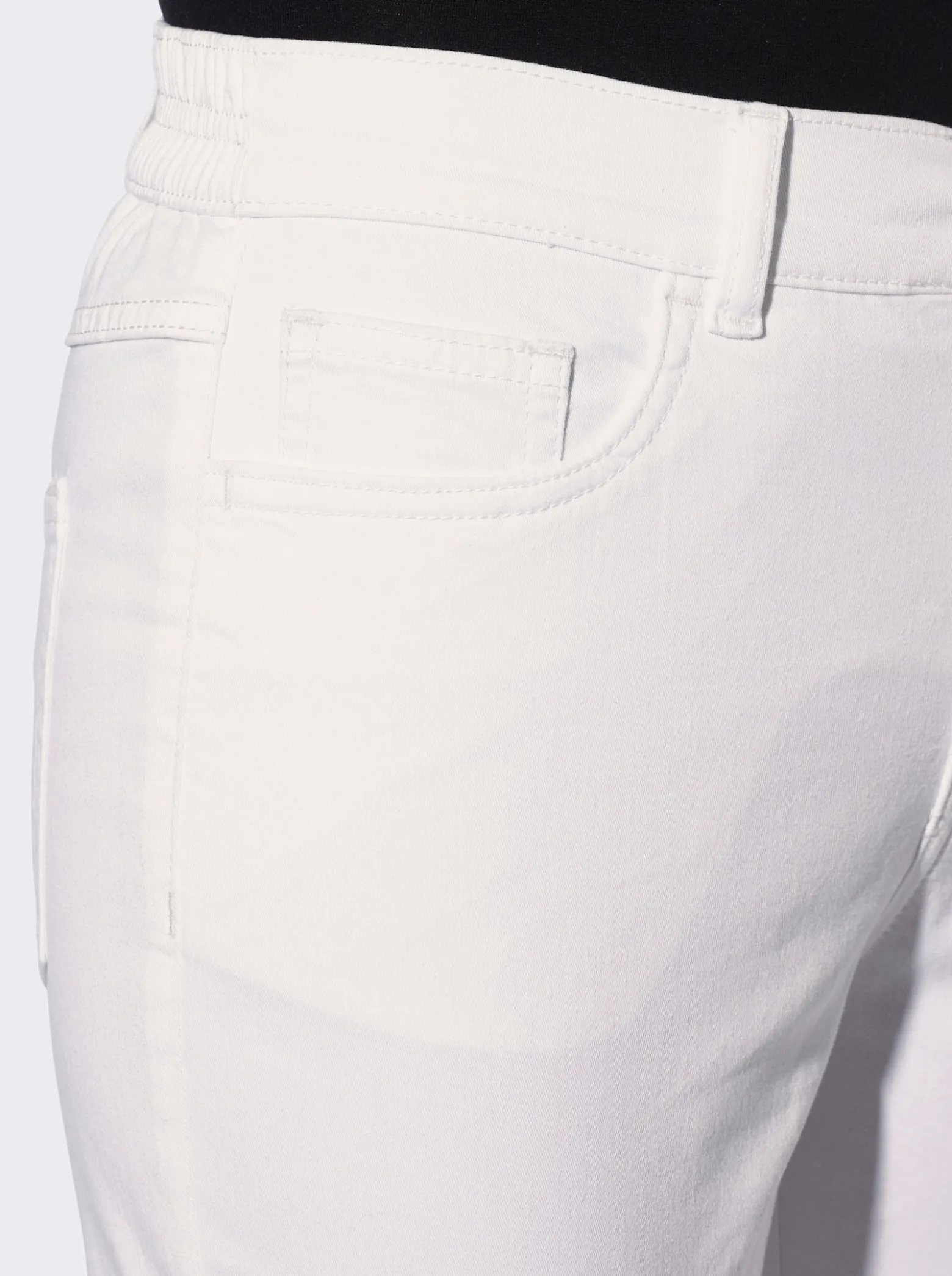Jeans in verkürzter Form, Dehnbund