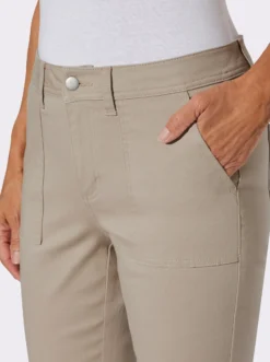 Jeans mit aufgesetzten Taschen