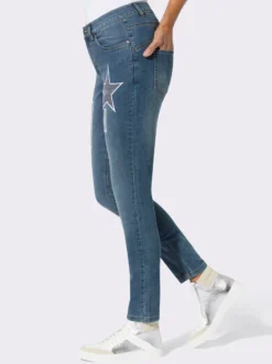 Jeans mit bedruckten Patches