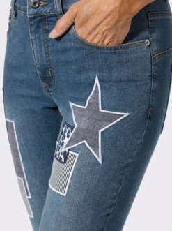 Jeans mit bedruckten Patches