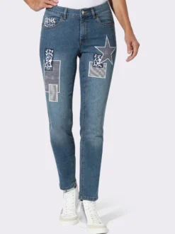 Jeans mit bedruckten Patches