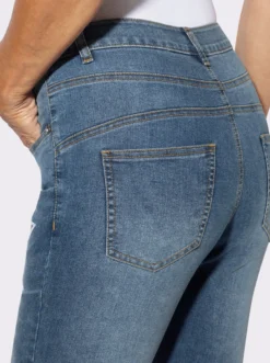 Jeans mit bedruckten Patches