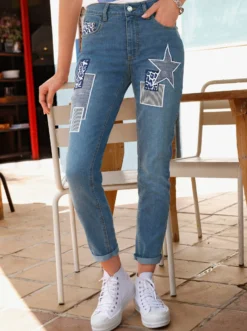 Jeans mit bedruckten Patches