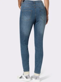 Jeans mit bedruckten Patches