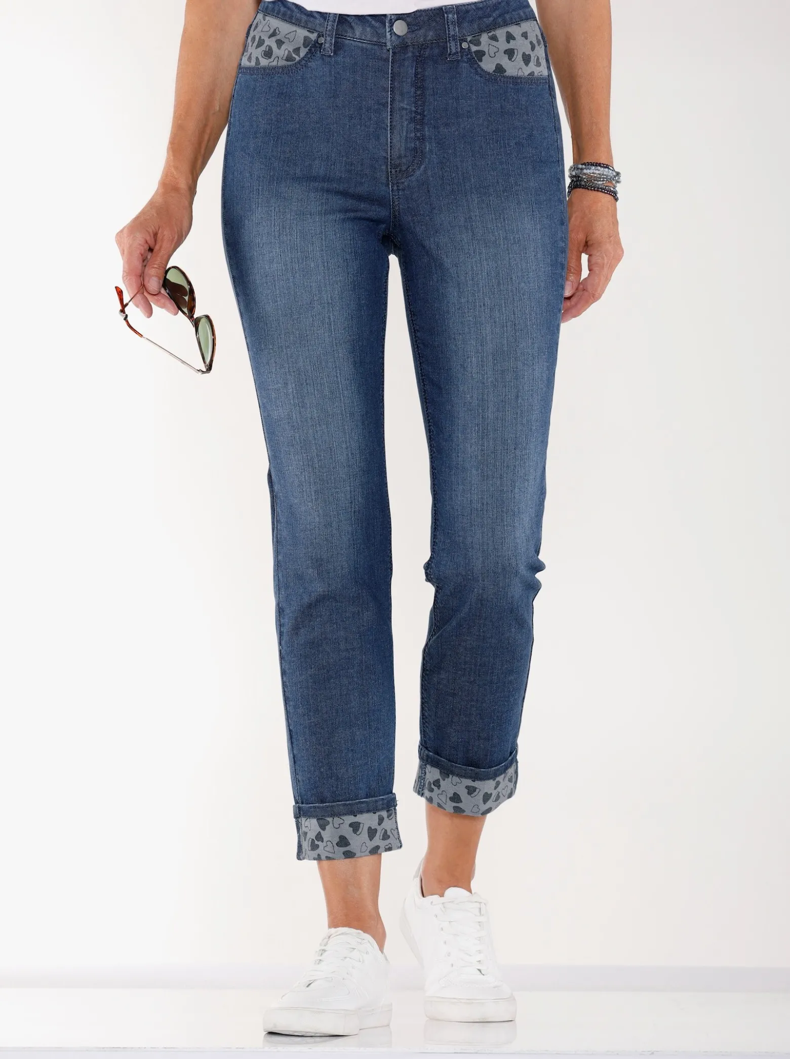 Jeans mit Beinumschlag im Herz-Dessin