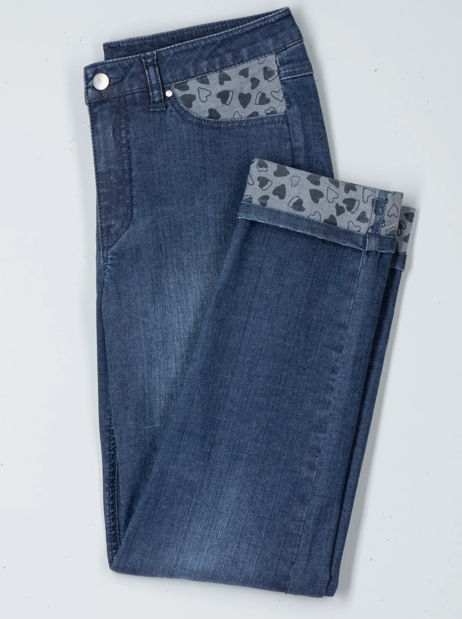 Jeans mit Beinumschlag im Herz-Dessin