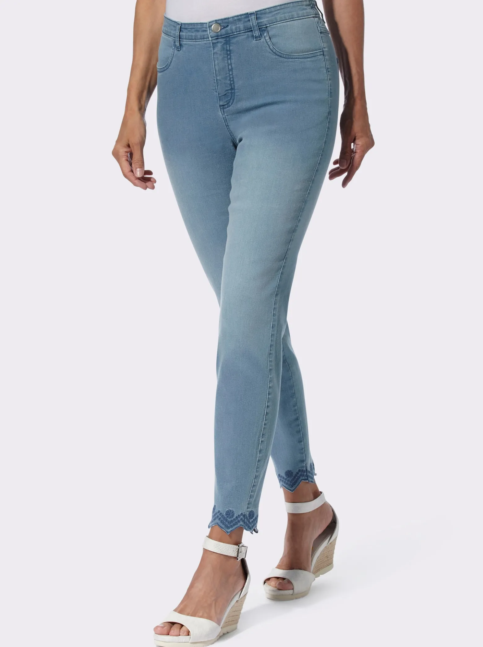 Jeans mit besticktem Wellensaum