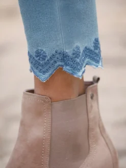 Jeans mit besticktem Wellensaum